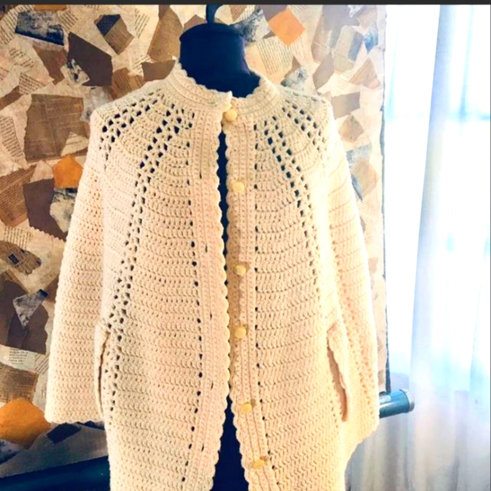 Vintage 70s beautiful hand crocheted cape in off white.